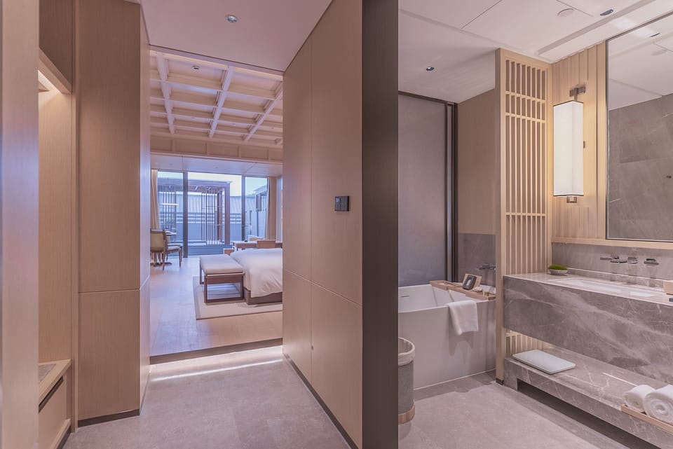 FUQUAN King | Premium bedding, down comforters, pillowtop beds, free minibar