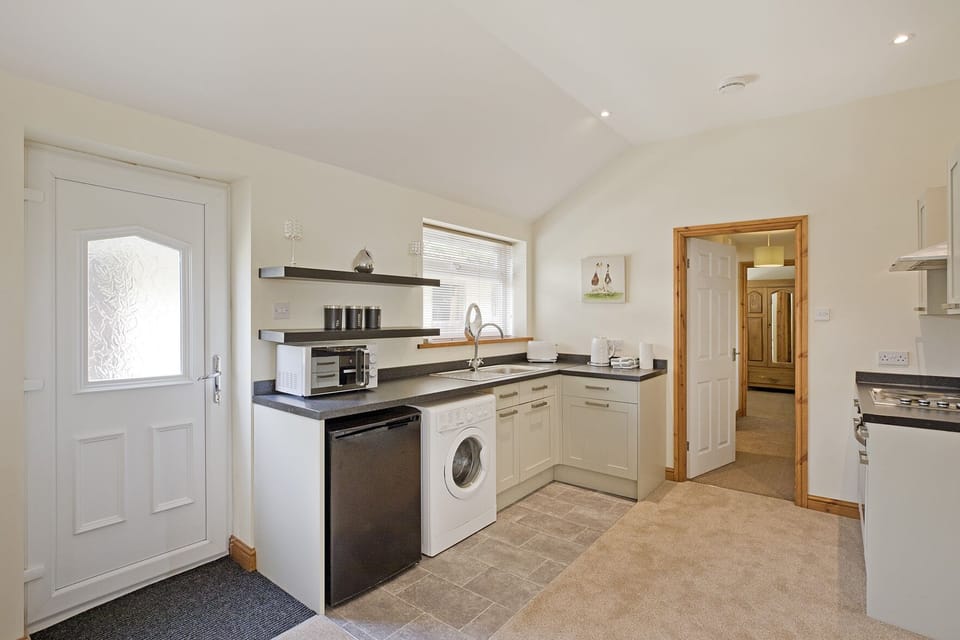 Cottage | Private kitchen | Fridge, electric kettle, toaster, cookware/dishes/utensils