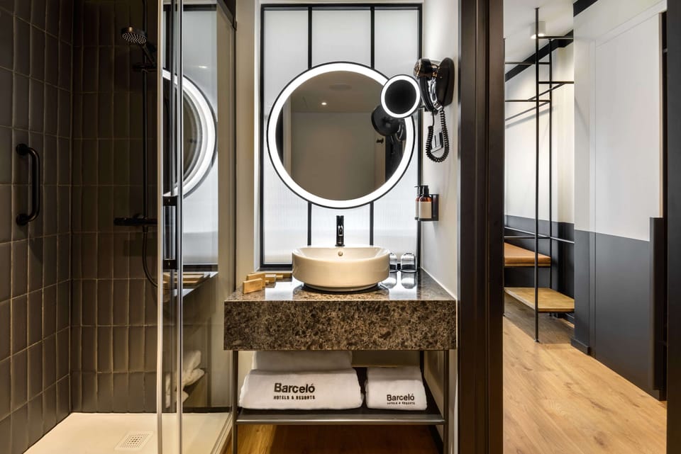 Deluxe with View | Bathroom | Shower, rainfall showerhead, free toiletries, hair dryer