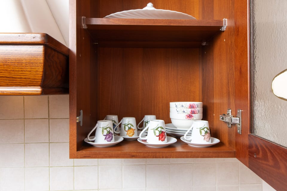 Full-size fridge, microwave, oven, stovetop