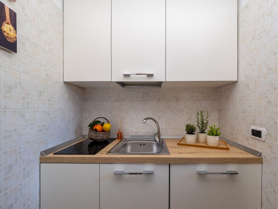 Junior Apartment | Private kitchen | Full-size fridge, oven, stovetop, cookware/dishes/utensils