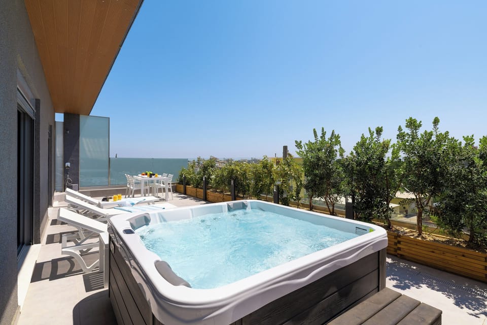 Apartment, 1 Bedroom, Smoking, Balcony | Bathroom amenities | Free toiletries, towels