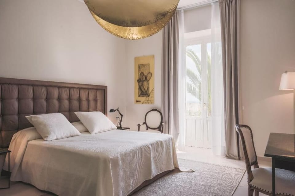 Deluxe Room | Hypo-allergenic bedding, memory foam beds, minibar, in-room safe
