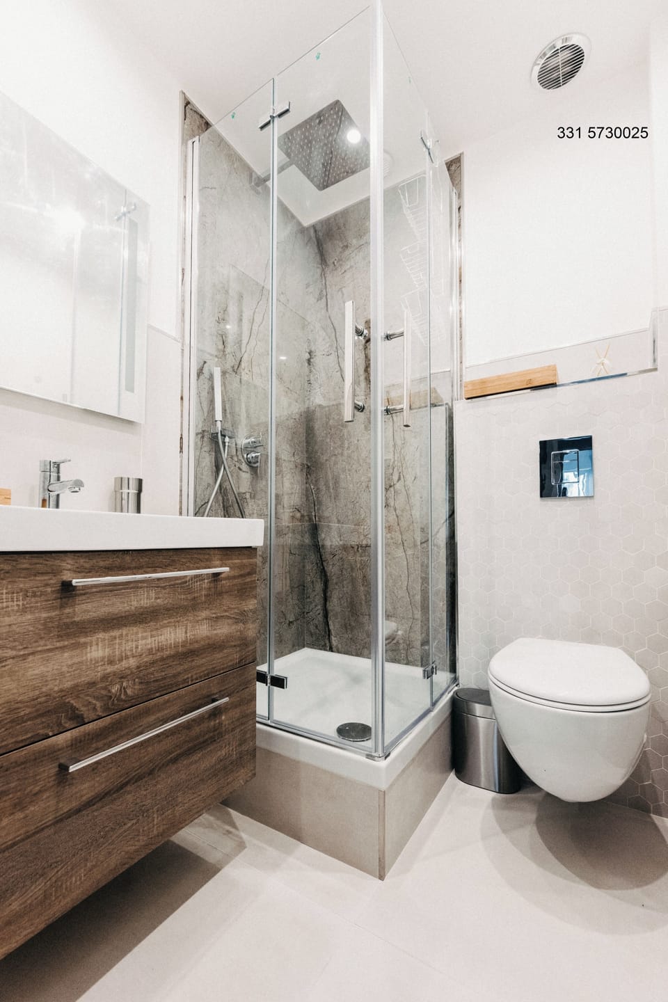 Shower, rainfall showerhead, free toiletries, hair dryer