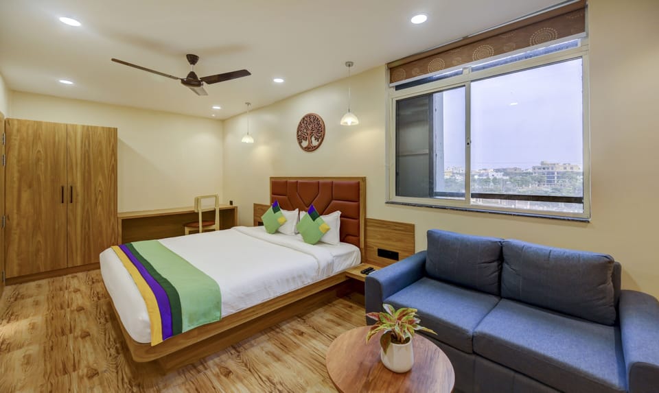Deluxe Room | Desk, iron/ironing board (on request), bed sheets