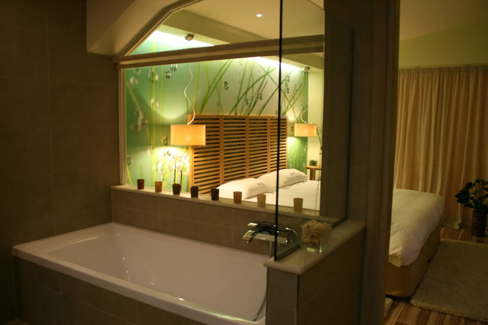 Grand Suite | Premium bedding, minibar, in-room safe, blackout drapes