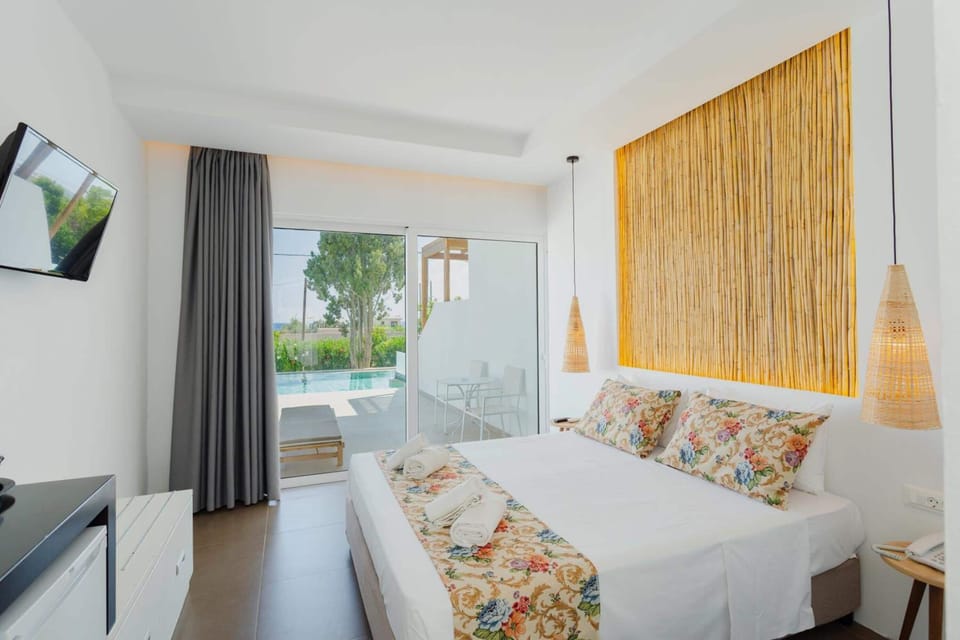 Premium bedding, in-room safe, iron/ironing board (on request)