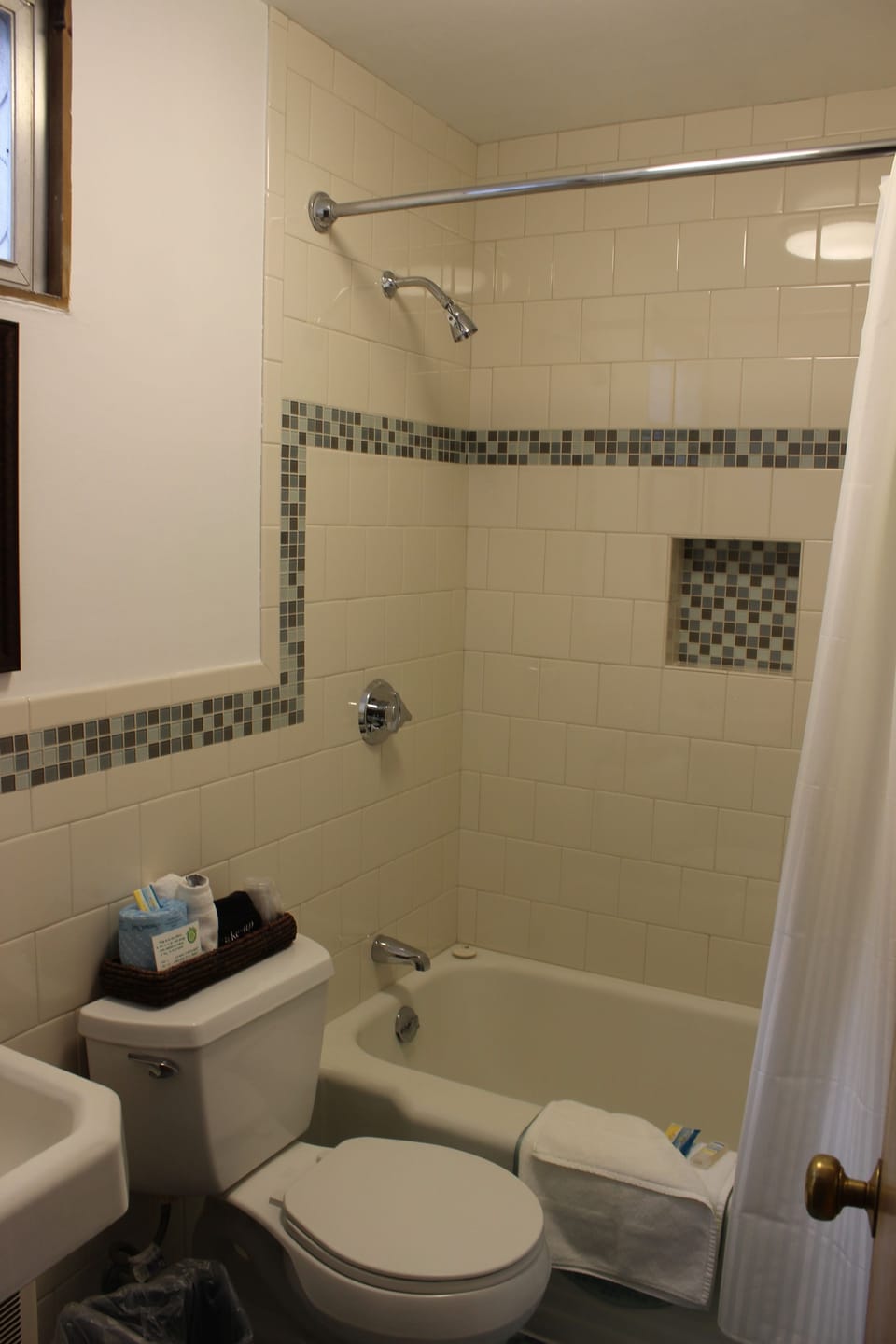 Standard Room | Bathroom | Combined shower/tub, free toiletries, towels