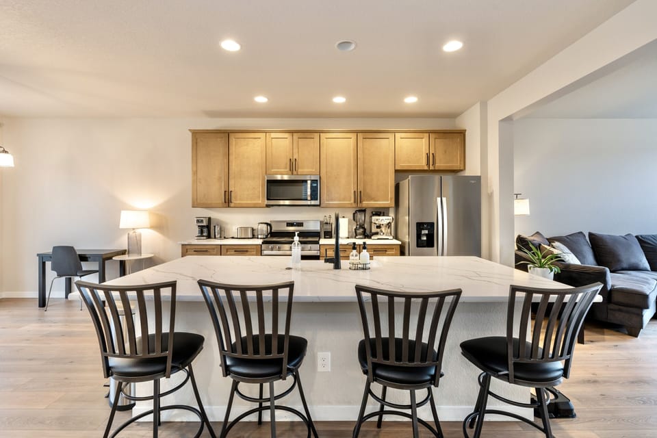 Family House | Private kitchen | Full-size fridge, microwave, oven, stovetop