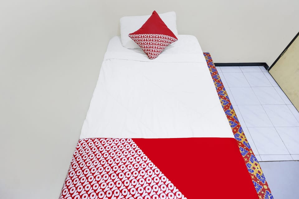 Economy Single Room | Desk, laptop workspace, bed sheets
