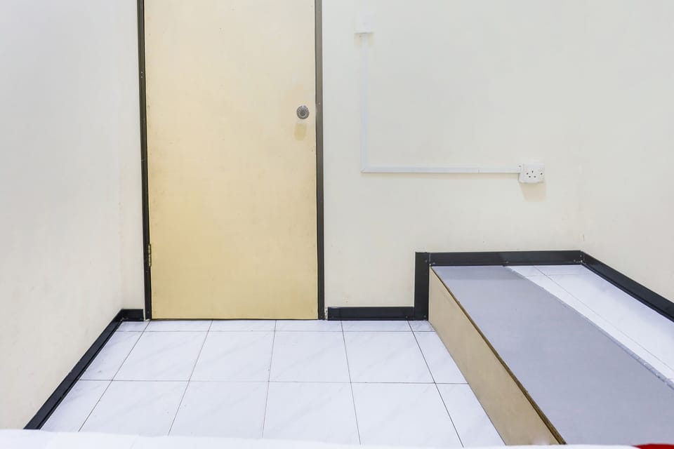 Economy Single Room | Desk, laptop workspace, bed sheets