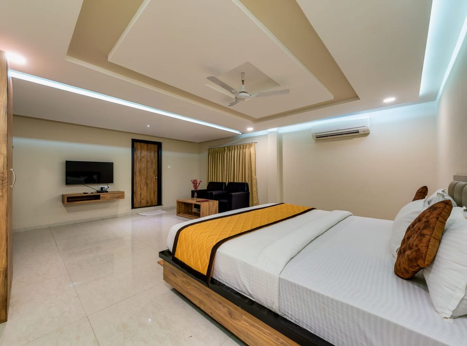 Executive Room | Hypo-allergenic bedding, desk, blackout drapes, iron/ironing board