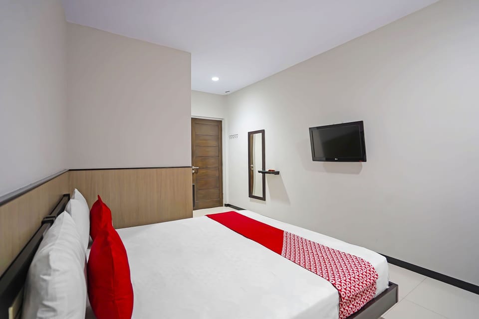 Deluxe Double Room | Laptop workspace, bed sheets