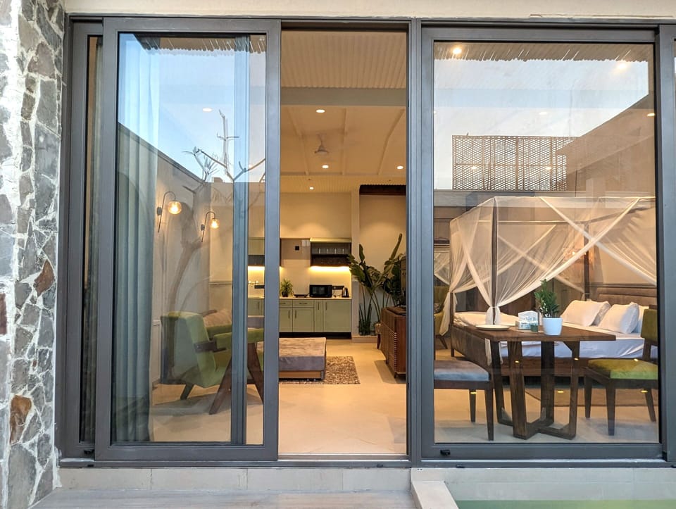 Studio Suite | Living area | Flat-screen TV, Netflix, Hulu, smart speakers