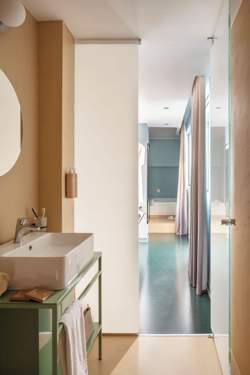 Suite con vasca idromassaggio | Bathroom | Eco-friendly toiletries, hair dryer, slippers, towels