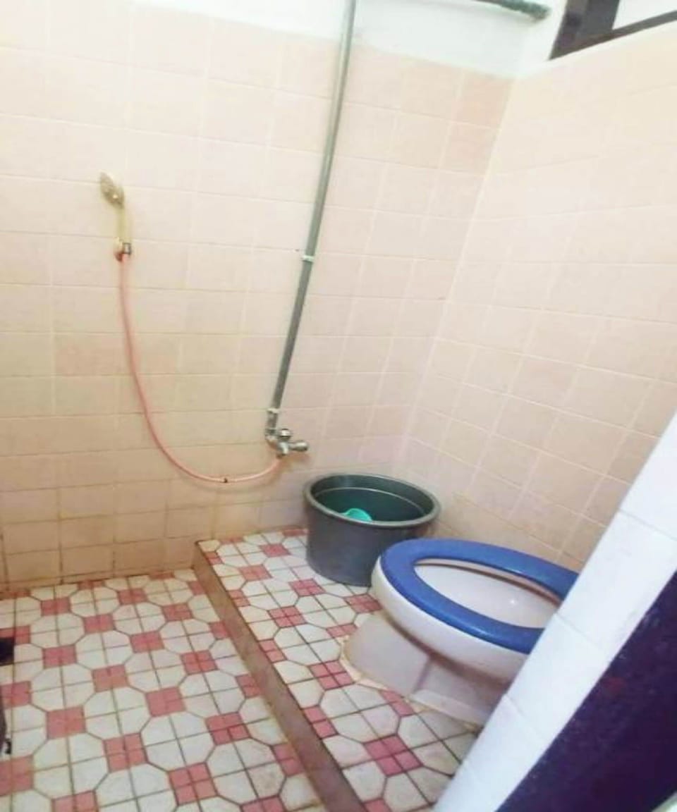 Deluxe Double Room | Bathroom | Shower, rainfall showerhead, towels, soap