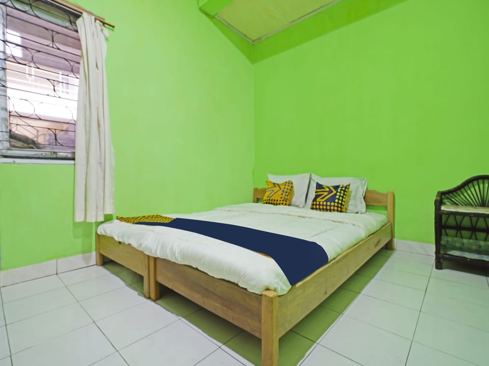 Double Room | Desk, WiFi (free), bed sheets