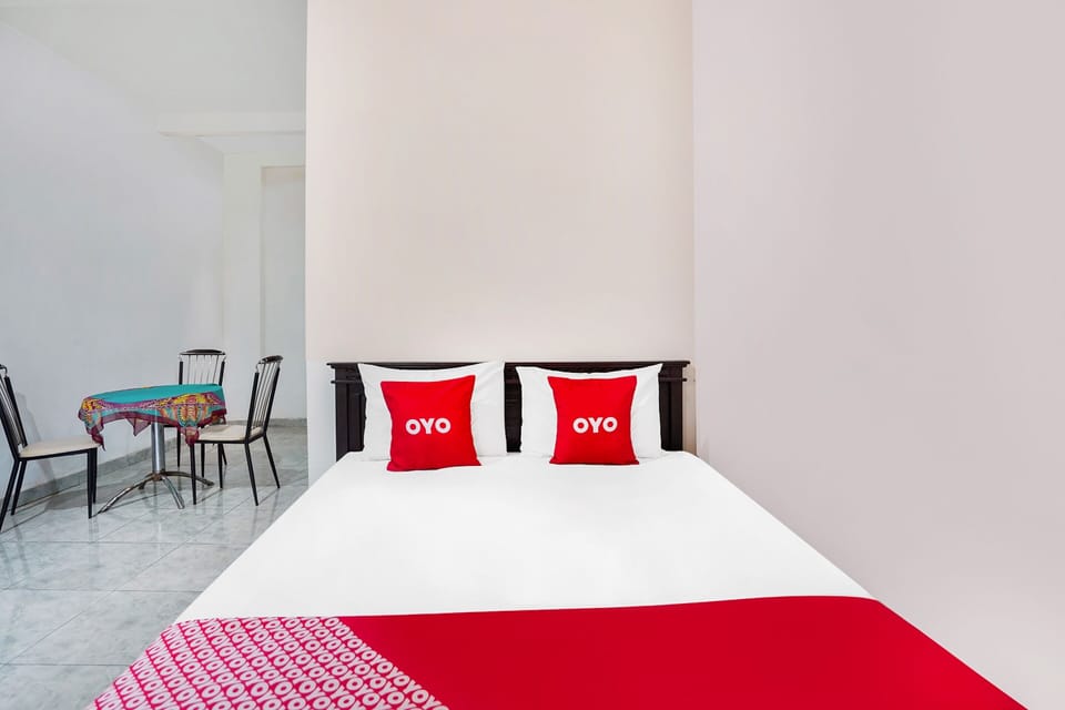 Laptop workspace, free WiFi, bed sheets