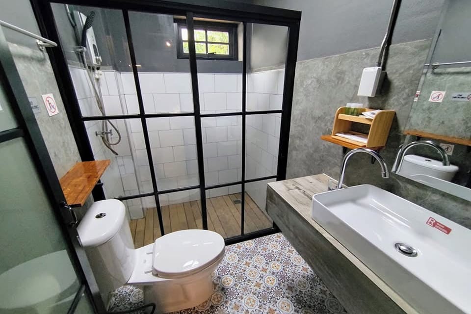 Standard Double Room | Bathroom | Shower, free toiletries, hair dryer, towels