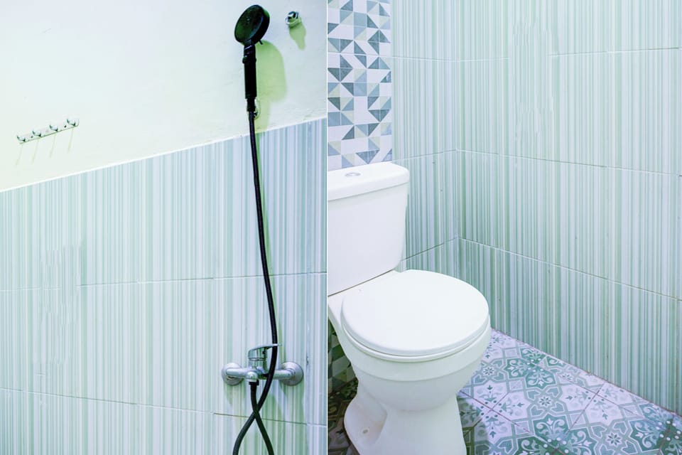 Standard Double Room | Bathroom | Shower, towels