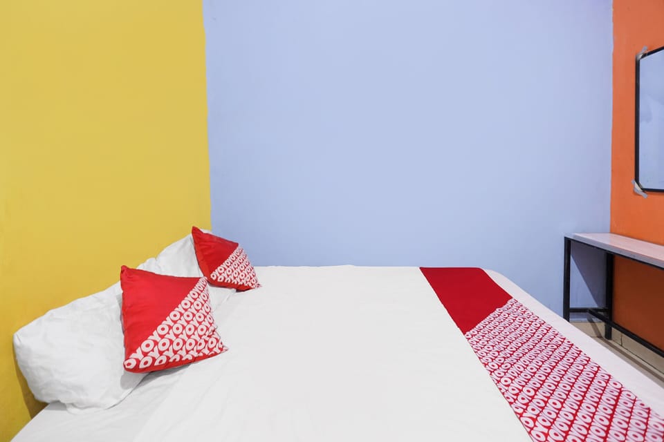 Laptop workspace, WiFi (free), bed sheets
