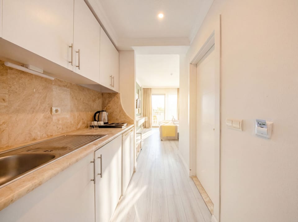 Deluxe Room | Minibar, free WiFi, bed sheets, wheelchair access