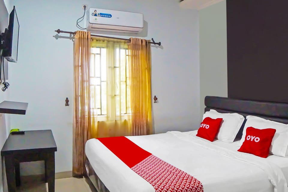 Deluxe Double Room | Laptop workspace, WiFi (free), bed sheets
