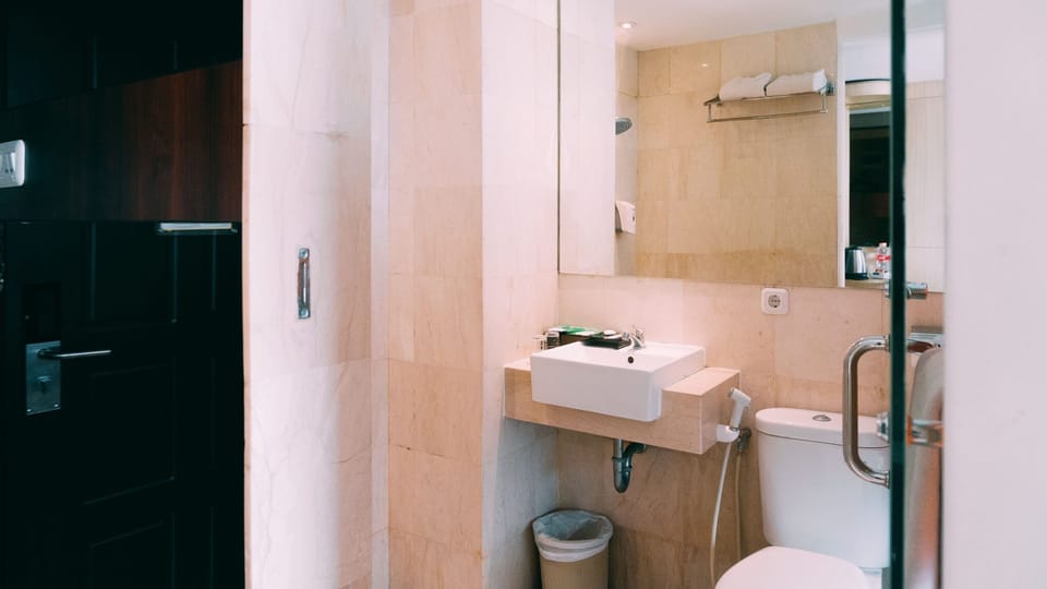 Superior Room, 1 Twin Bed | Bathroom | Shower, free toiletries, hair dryer, slippers