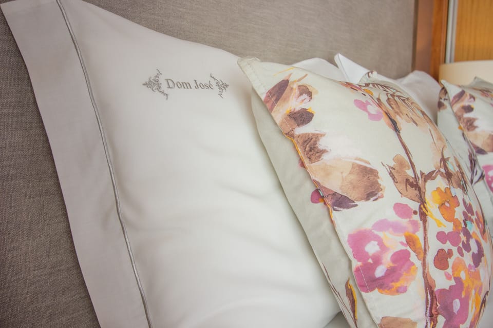 Comfort Room | Bathroom | Shower, free toiletries, hair dryer, towels