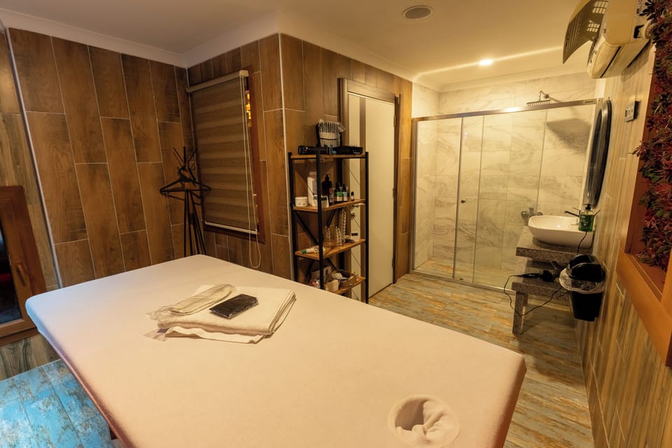 Couples treatment rooms, sauna, hot tub, Turkish bath, body treatments