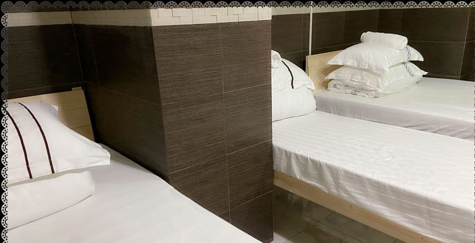 Family Room | Desk, laptop workspace, free WiFi