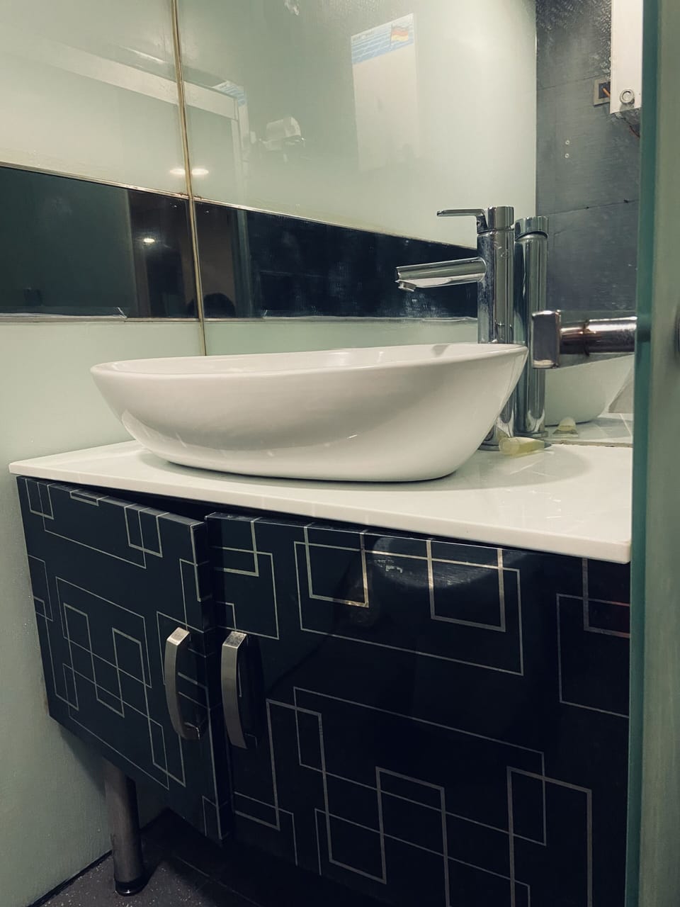 Standard Twin Room | Bathroom | Shower, free toiletries, hair dryer, slippers