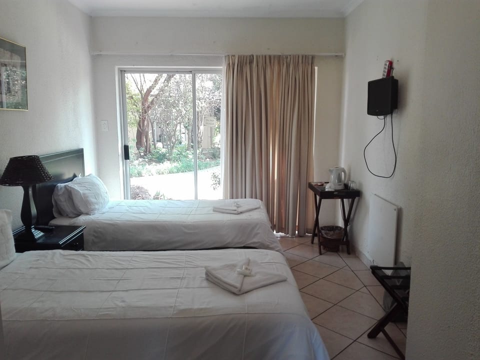Family Room | In-room safe, desk, free WiFi, bed sheets