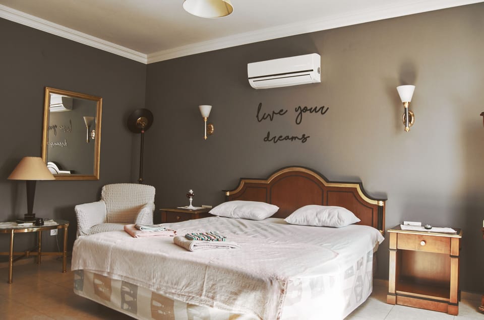 Comfort Room | Free WiFi, bed sheets