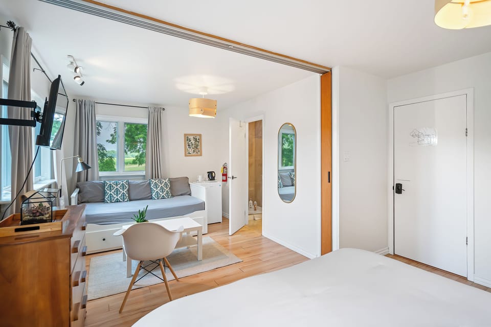 En-suite room, 1 Queen Bed | Free WiFi, bed sheets