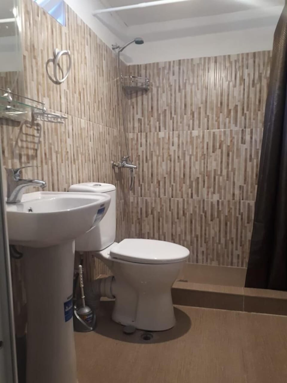 Economy Room | Bathroom | Free toiletries, slippers