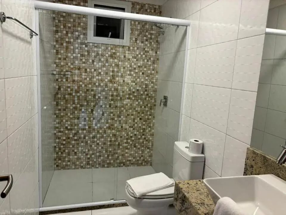 Deluxe Double or Twin Room | Bathroom | Shower, hair dryer, towels