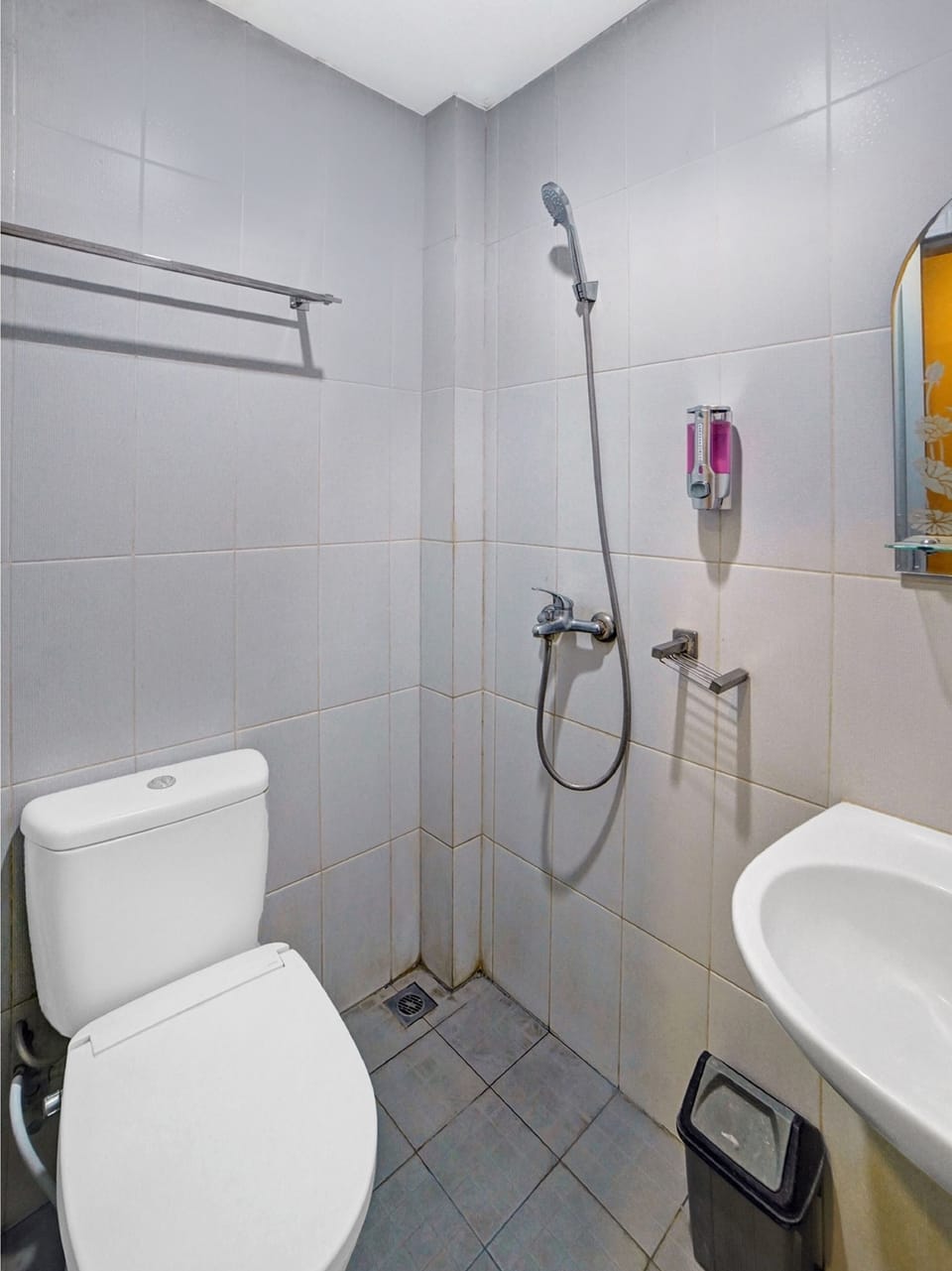 Standard Twin Room | Bathroom | Shower, towels, soap, shampoo