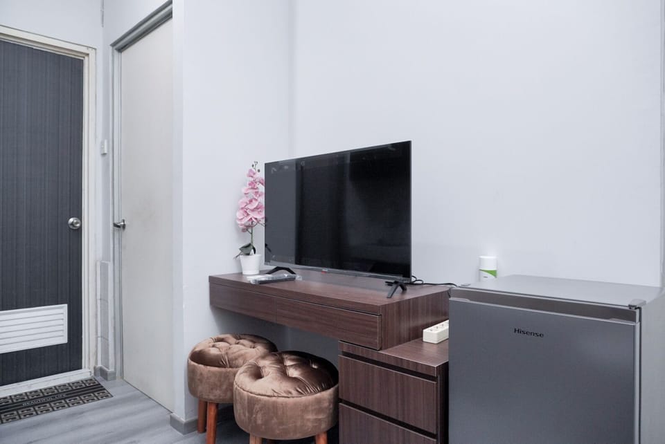 Apartment, 2 Bedrooms | Living area | Flat-screen TV