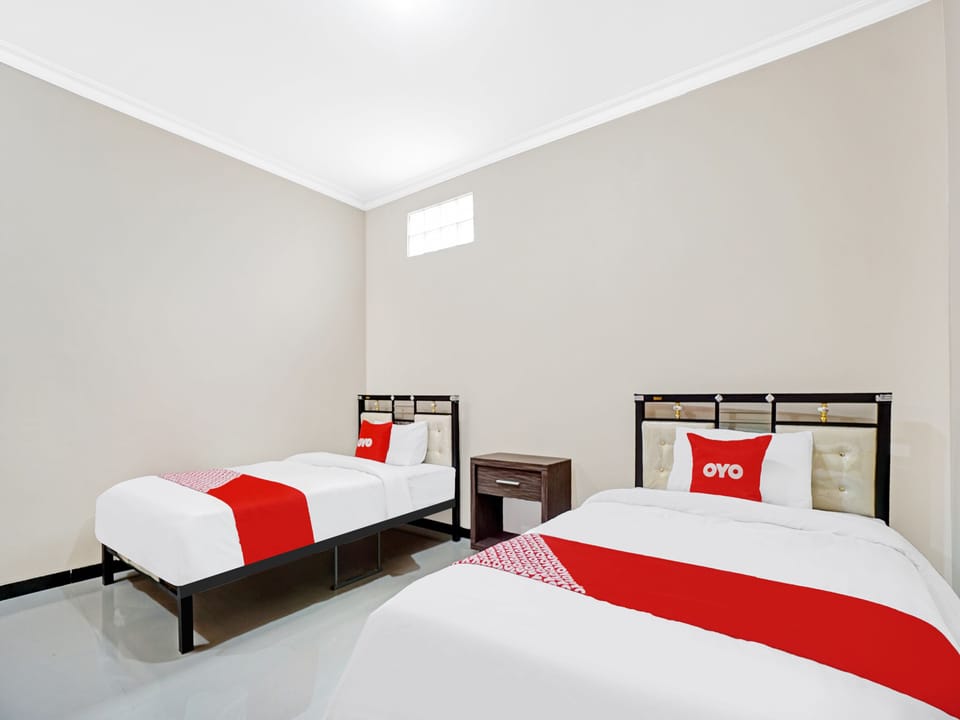 Deluxe Twin Room | Desk, bed sheets