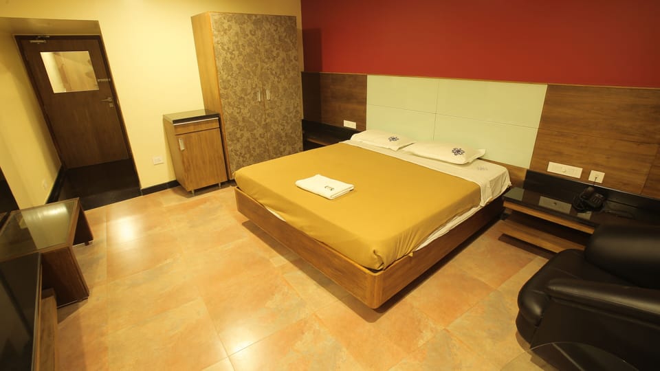 In-room safe, desk, laptop workspace, soundproofing