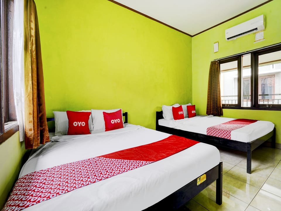 Family Suite | Desk, bed sheets