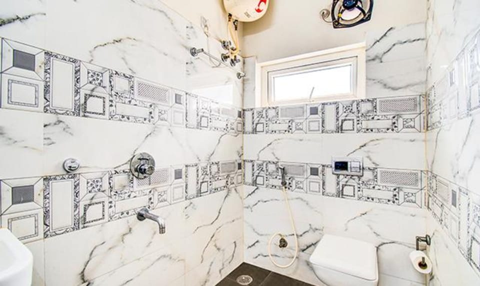 Deluxe Room | Bathroom | Shower, rainfall showerhead, free toiletries, towels