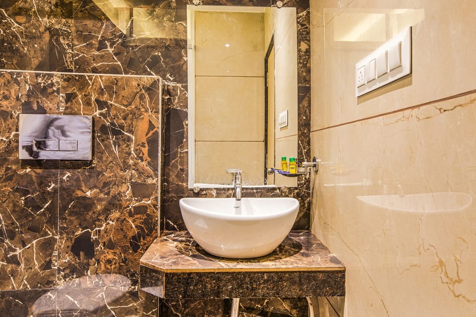 Shower, rainfall showerhead, free toiletries, towels