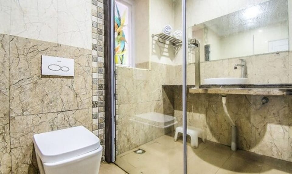 Deluxe Room | Bathroom | Shower, rainfall showerhead, free toiletries, towels