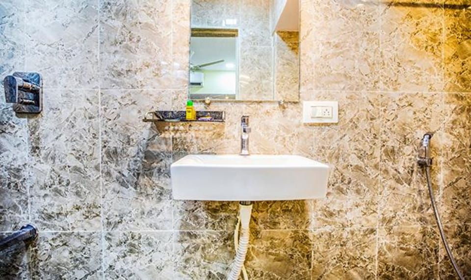 Shower, rainfall showerhead, free toiletries, towels