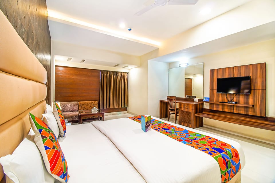 Egyptian cotton sheets, premium bedding, in-room safe, desk