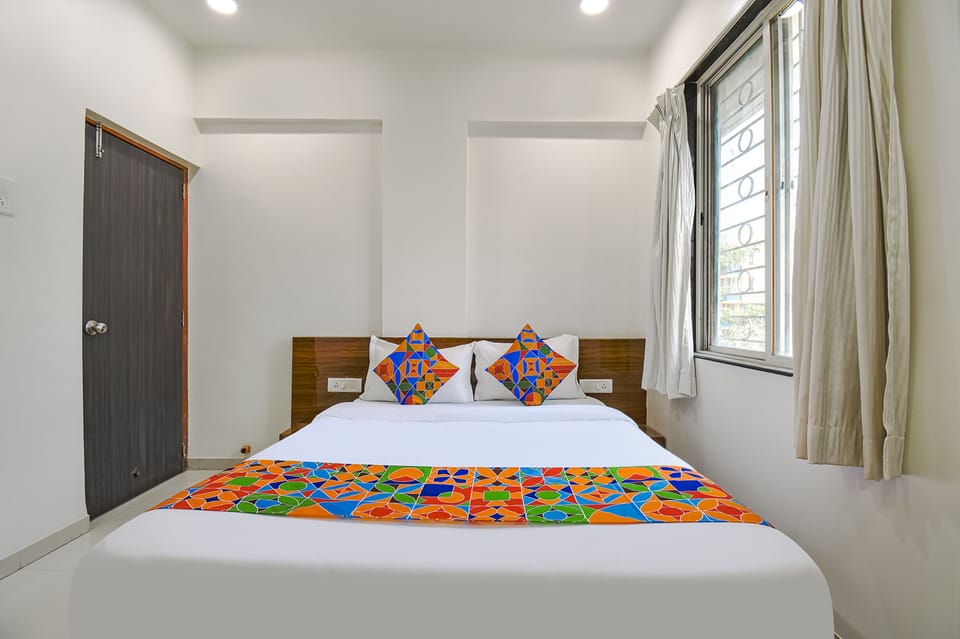Deluxe Room | Egyptian cotton sheets, premium bedding, in-room safe, desk