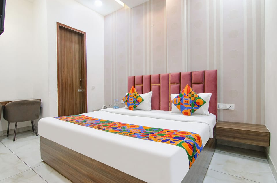 Deluxe Room | Egyptian cotton sheets, premium bedding, in-room safe, WiFi (free)