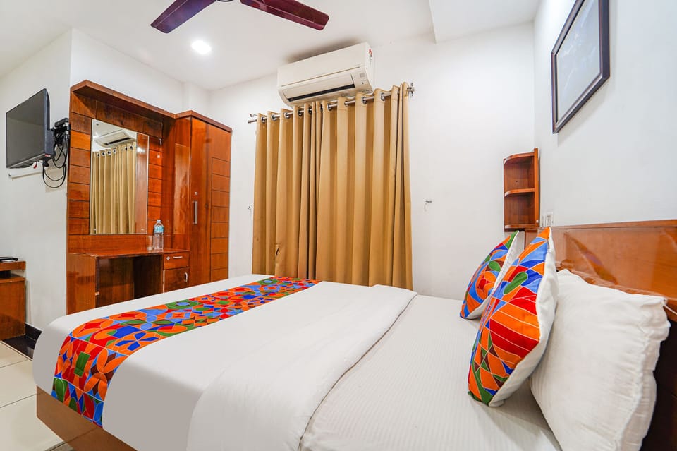 Egyptian cotton sheets, premium bedding, in-room safe, desk